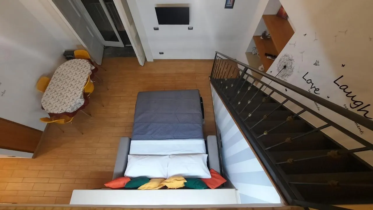 White Home Quartieri Spagnoli Neapel Italien